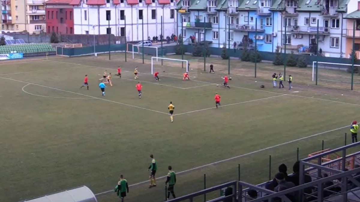 Zarobki piłkarzy w 1 lidze polskiej: co naprawdę zarabiają zawodnicy?