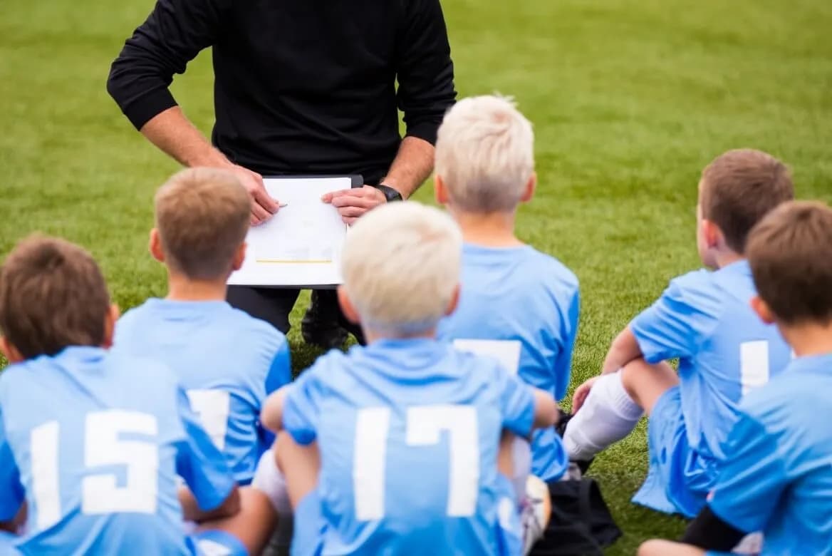 Ile zarabia trener piłki nożnej? Zaskakujące różnice w wynagrodzeniach