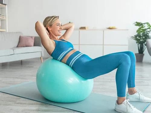 Czy skacząc na piłce można schudnąć? Sprawdź skuteczność tej metody