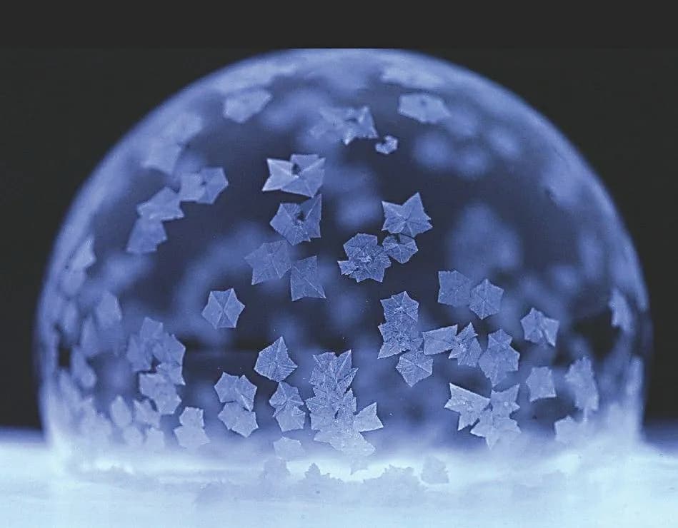 Piłka jak bańka mydlana: fascynujące zjawisko fizyczne i jego tajemnice