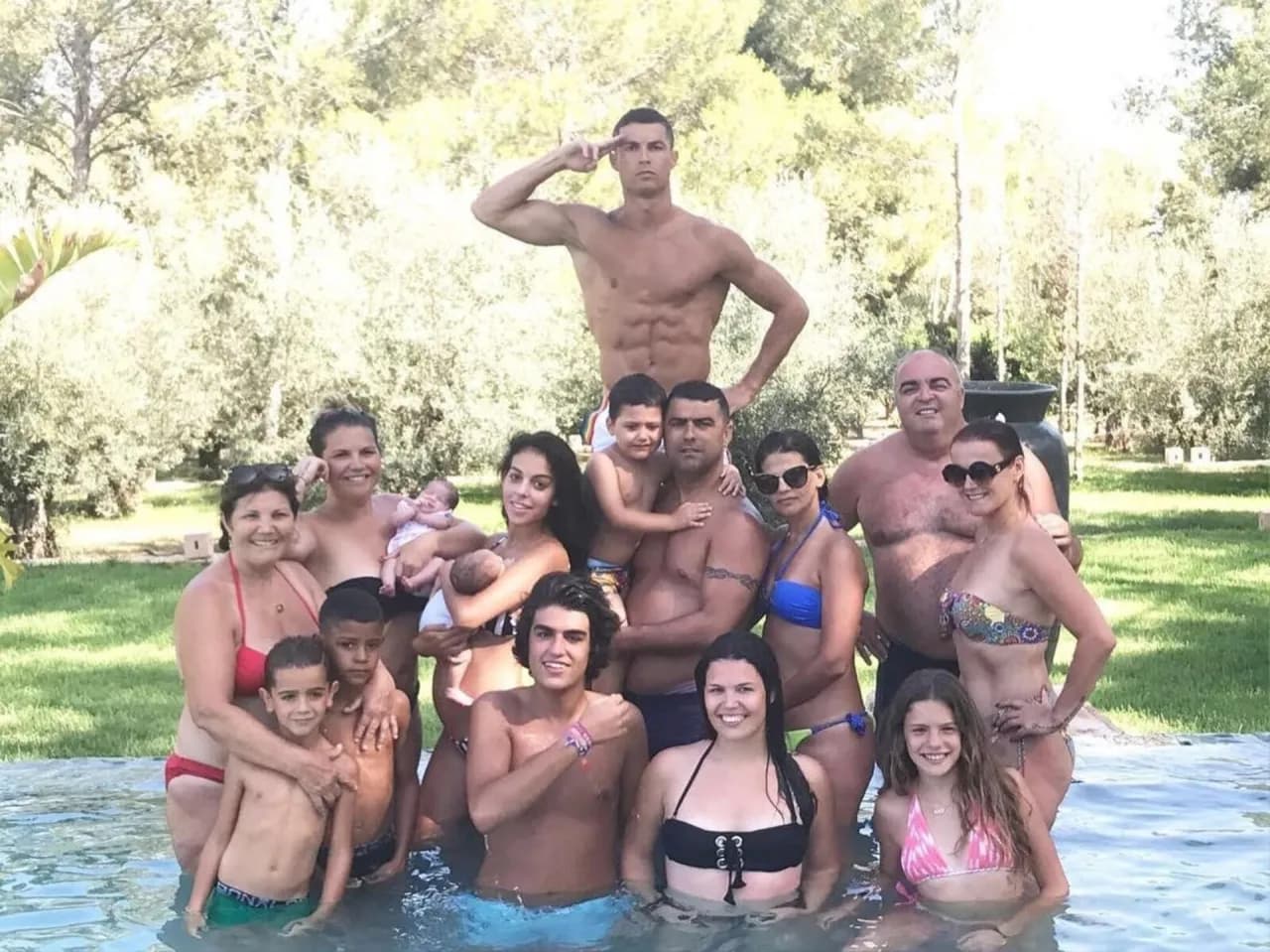 Cristiano Ronaldo dzieci wiek – ile mają lat jego pociechy?