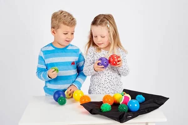 Jak używać piłek sensorycznych, aby poprawić zabawę i terapię
