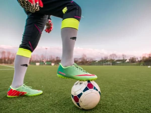 Jak poprawić siłę strzału w piłce nożnej i uniknąć kontuzji
