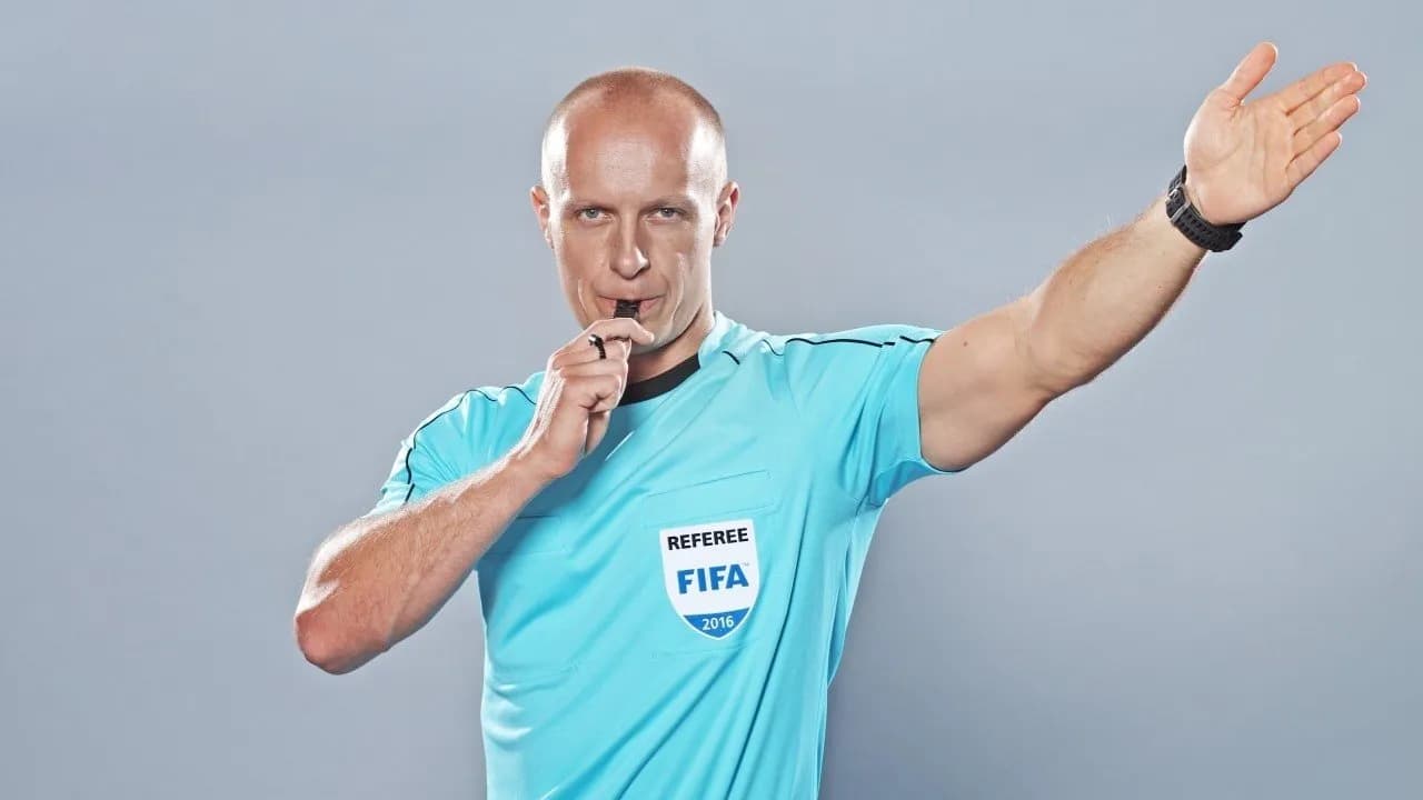 Ile zarabia sędzia w Ekstraklasie? Zaskakujące kwoty ujawnione!